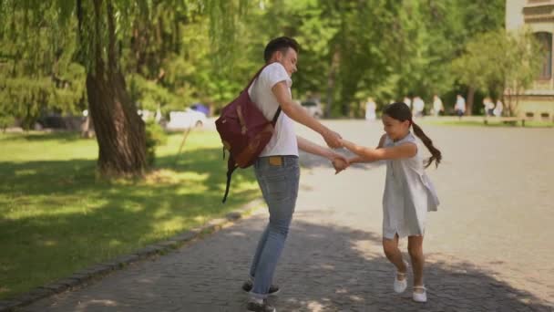 Irmão e irmã passam tempo juntos no parque . — Vídeo de Stock