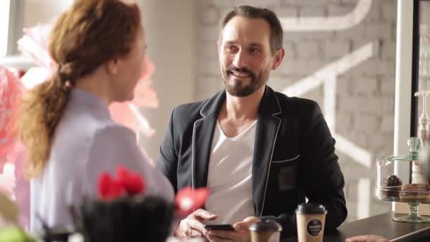 La gente de negocios está parada en un restaurante antes o después de un almuerzo de negocios. Lindo hombre coquetea con una mujer de negocios tomando café en un bar restaurante. Prores 422 — Vídeo de stock