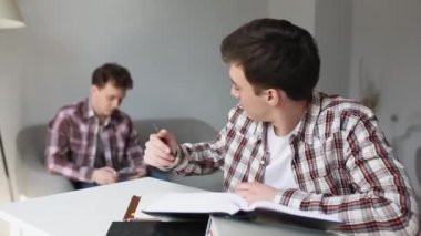 Genç bir adam ev ödevinde bir arkadaş ya da erkek kardeşin ona yardım etmesini ister. Kardeş, akıllı telefonu ve oyunu bir kenara bırakarak vahşiliğe yardım ediyor. Evde kal konsepti. Prores 422