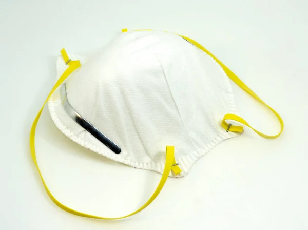 Virüs koruması için beyaz maske
