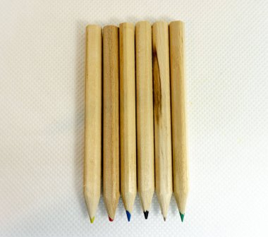 Altı küçük tahta renkli kalem.