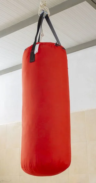Boks için kırmızı kum torbası.