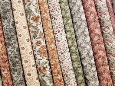 Bir Satırda Renkli Kumaş Sürgüleri.