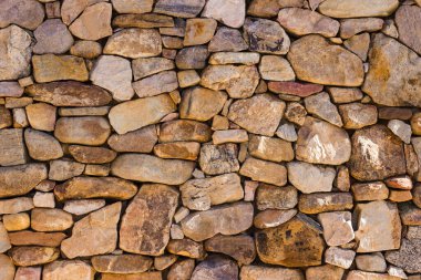 Winston-Salem, NC 'deki Eski Salem Müzesi ve Bahçeleri' nden eski, doğal Kaya Duvarı.