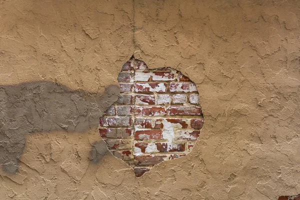 白漆的旧砖墙 盖有石灰 — 图库照片