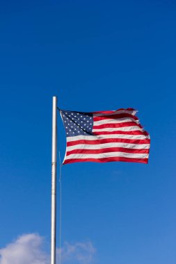 Rüzgarda dalgalanan Amerikan bayrağı