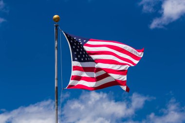 Rüzgarda dalgalanan Amerikan bayrağı