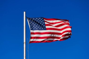 Rüzgarda dalgalanan Amerikan bayrağı