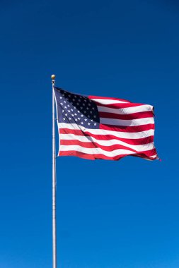 Rüzgarda dalgalanan Amerikan bayrağı