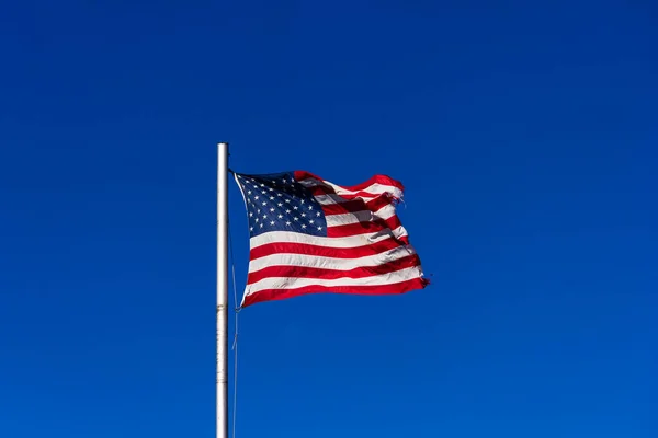 美国国旗在风中飘扬 图库照片