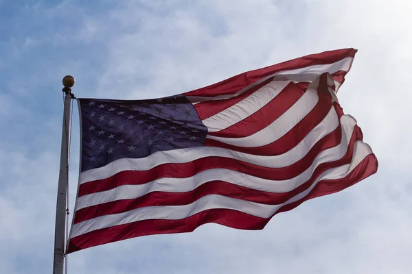 刮风的日子里 阳光灿烂的美国国旗 免版税图库照片