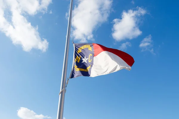 Bandera Del Estado Carolina Del Norte Media Asta Con Sol — Foto de Stock