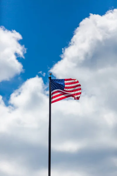 Amerikaanse Vlag Tegen Blauwe Lucht — Stockfoto