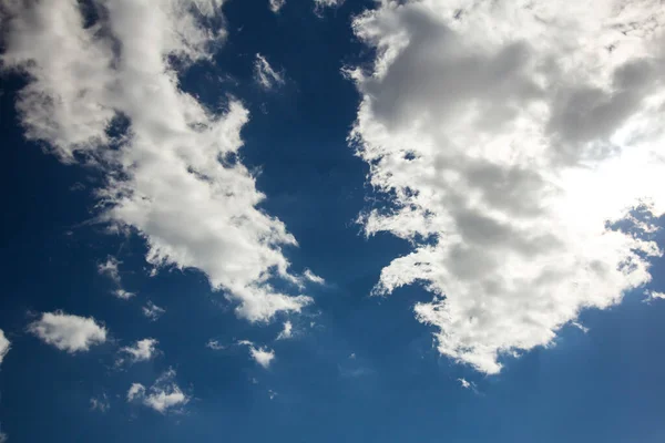 深蓝色的天空和白云 免版税图库照片