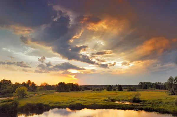 Feld Himmel Und Wolken lizenzfreie Stockbilder