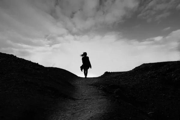 Силуэт Человека Идущего Горной Тропе Панорама Черный Конец Белое Фото — стоковое фото