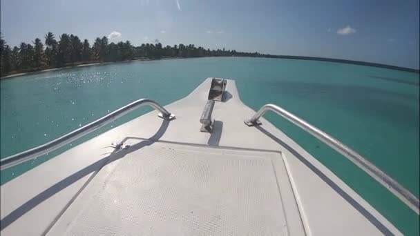 カリブ海でのボートレースのスローモーション 青い水と澄んだ空 水上でスピードボートの弓を撃つ — ストック動画