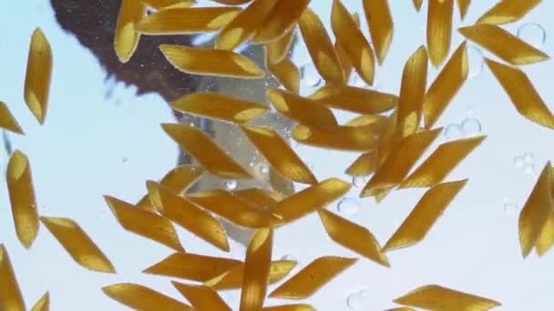 イタリアのマッケローニが水に注いだ 下からのスローモーション — ストック動画