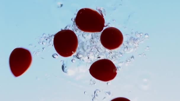 Tomates Sumergidos Agua Disparo Cámara Lenta Desde Abajo Con Burbujas — Vídeos de Stock