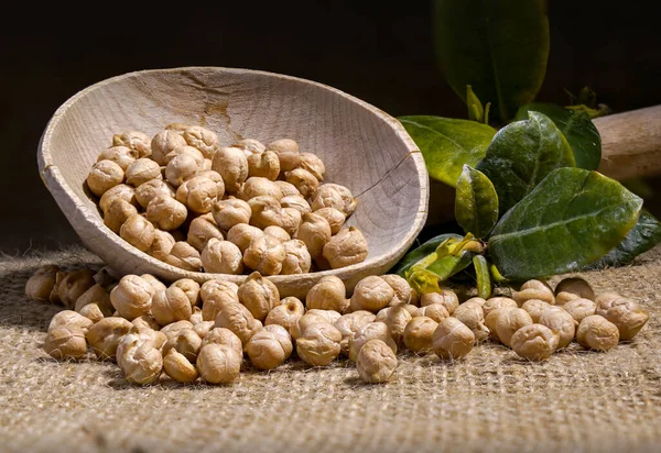 Garbanzos Composición Garbanzos Con Contenedor Madera Sobre Fondo Lona Yuta — Foto de Stock