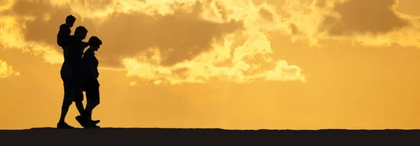 Силуэт Семьи Гуляющей Пляжу Закате Оризонтальное Знамя — стоковое фото