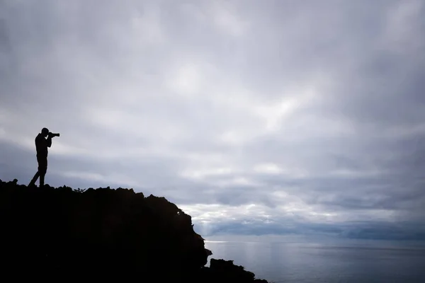 Фотограф Обрамляет Морской Пейзаж Закате Высокой Скалы — стоковое фото