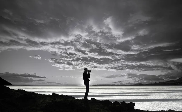 Фотограф Обрамляет Морской Пейзаж Закате Высокой Скалы — стоковое фото