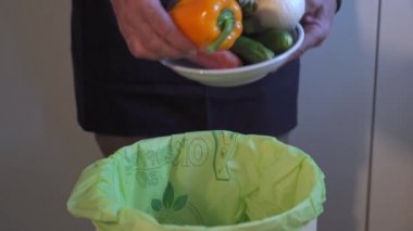 Yiyecek atıkları. Yiyecekler çöpe atılır. Meyveler: elmalar, portakallar, kiviler ve cevizler atılır ama yine de yemek için iyidir..