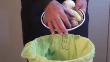 Yiyecek atıkları. Yiyecekler çöpe atılır. Meyveler: elmalar, portakallar, kiviler ve cevizler atılır ama yine de yemek için iyidir..