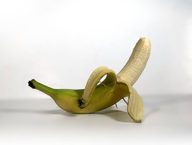 Sağlıklı muz meyveleri beyaz arka planda izole edilmiş.