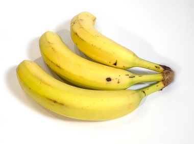 Sağlıklı muz meyveleri beyaz arka planda izole edilmiş.