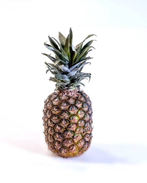 Beyaz arka planda izole edilmiş ananas. Sağlıklı beslenmek için taze meyve..