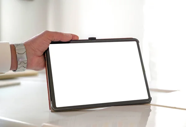 Beyaz önlüklü adam tarafından tutulan kişiselleştirmeyi eklemek için beyaz alanı olan tablet. Doktor ya da yönetici hastaya verileri gösterir. İş verileri.