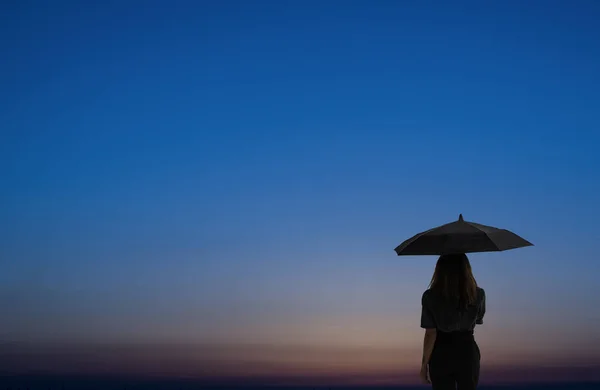 Силуэт Девушки Зонтиком Минималистской Панораме Закатного Неба — стоковое фото