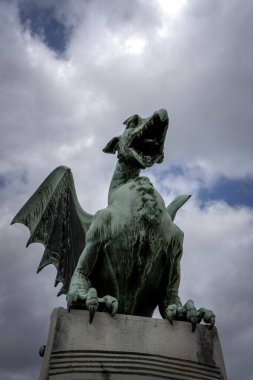 Ljubljana tarihi eser ejderhası - Ortaçağ Avrupa mitolojisi - fırtına bulutları üzerinde izole