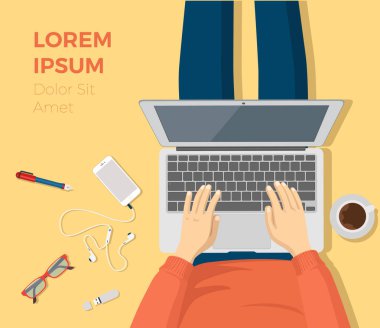 telefonu kullanan genç adam