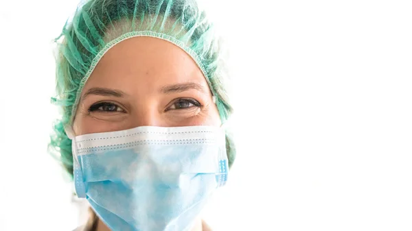 Junge Medizinerin Lächelt Mit Maske Auf Dem Gesicht — Stockfoto