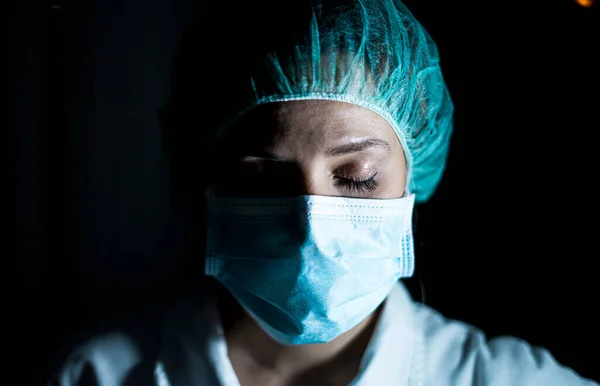 Retrato Una Joven Cirujana Con Máscara Máscara Quirúrgica Frente Fondo — Foto de Stock