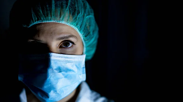 Porträt Einer Jungen Chirurgin Mit Maske Und Chirurgischer Maske Vor — Stockfoto