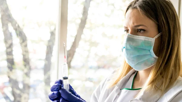 Mittelteil Der Weiblichen Krankenschwester Hält Spritze Vor Weißem Hintergrund — Stockfoto