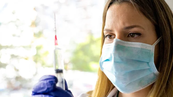 Mittelteil Der Weiblichen Krankenschwester Hält Spritze Vor Weißem Hintergrund — Stockfoto