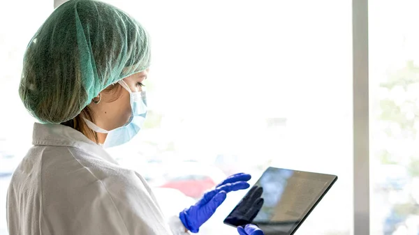 Fotografía Recortada Una Enfermera Irreconocible Usando Una Tableta Digital Mientras — Foto de Stock