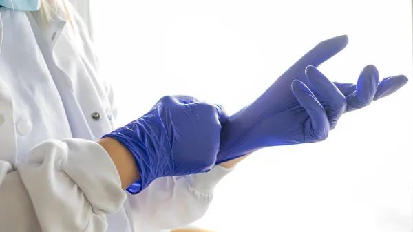 Thema Medizin Und Chirurgie Krankenschwester Zieht Blaue Schutzhandschuhe — Stockfoto