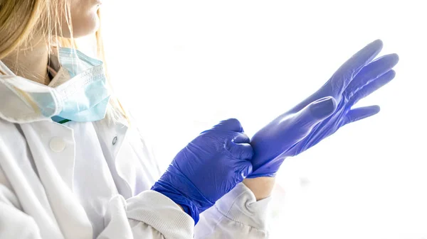 Tema Medicina Cirugía Enfermera Poniéndose Guantes Azules Protectores — Foto de Stock