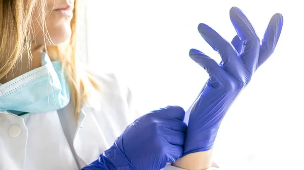 Thema Medizin Und Chirurgie Krankenschwester Zieht Blaue Schutzhandschuhe — Stockfoto