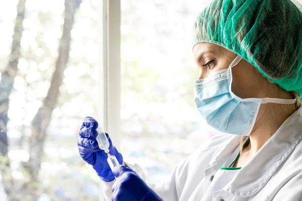 Mittelteil Der Weiblichen Krankenschwester Hält Spritze Vor Weißem Hintergrund — Stockfoto