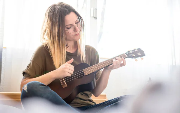 Frau Schlafzimmer Spielt Musik Mit Saiteninstrument Ukulele Spielen — Stockfoto