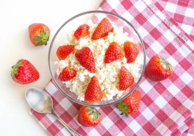 Taze süzme peynir, kokulu çilek ve keten peçetede. Yakın çekim, üst görünüm