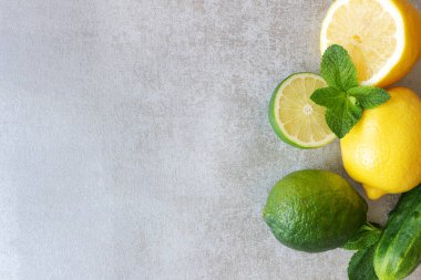 Taze limon, limon, nane ve salatalık. Ferahlatıcı limonata yapma kavramı. Üst görünüm, yatay, metin için boşluk