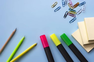 Okula dönüş, eğitim konsepti, okul gereçleri ve kırtasiye malzemeleri, yazı için yer, düz yatak 